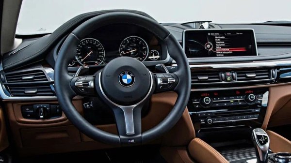 Второто поколение X6 използва кормилна рейка с електрическо сервоусилване. Общият ѝ експлоатационен живот е голям - около 200 000 км, но луфтът и страничните звуци могат да се появят много преди това.

Какво да се направи

Най-често причината е износването на шлиците на кормилния вал или заклинването на карданния му шарнир. Автомобилите от първите години на производство страдат особено от това. По-късно BMW актуализира дизайна - именно модифицираната част трябва да се монтира по време на ремонти.
